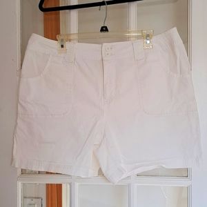 Saint John's Bay Women Stretch Shorts White Size 16W
